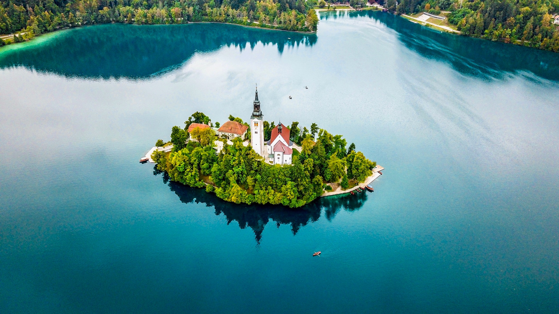 ブレッド湖上に浮かぶ教会をドローンで空撮